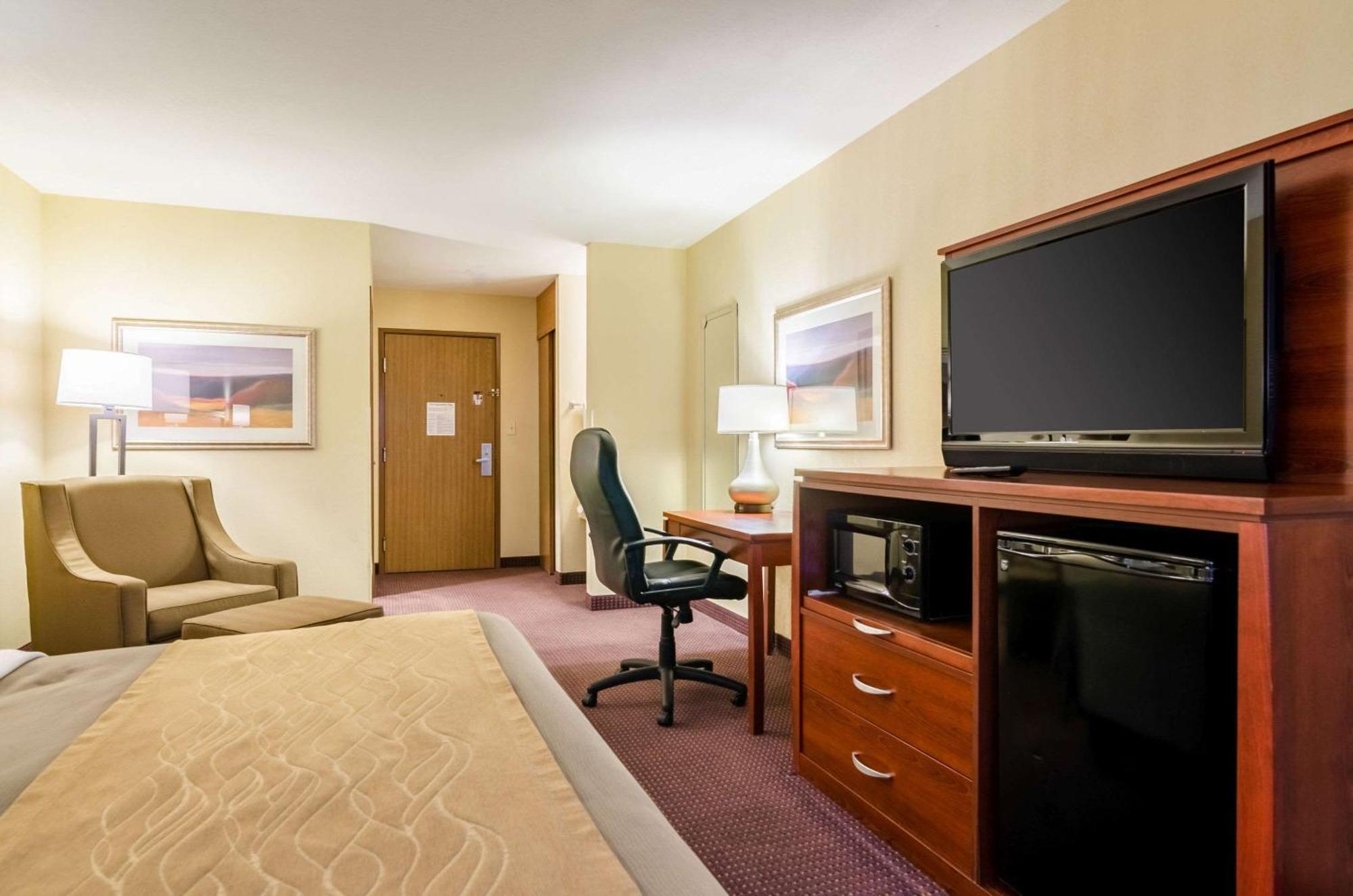 Comfort Inn Колби Экстерьер фото