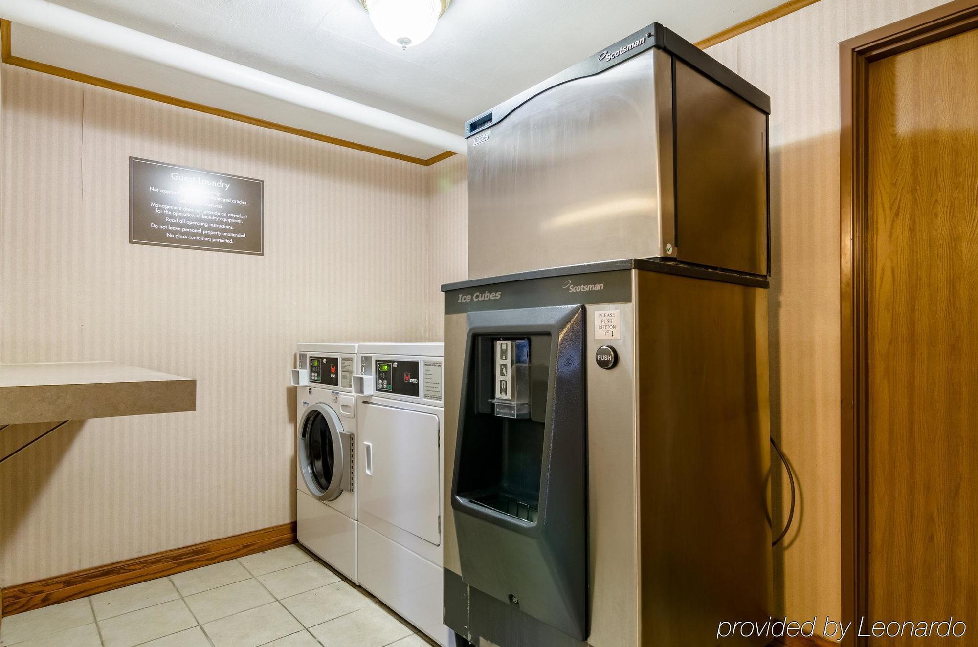 Comfort Inn Колби Экстерьер фото